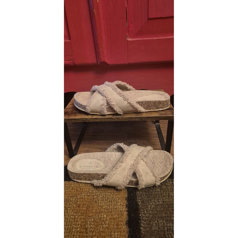 Danskin Womens 8.5 Tranquil Faux Fur Slide Sandal Sherpa Tan Fleece EUC